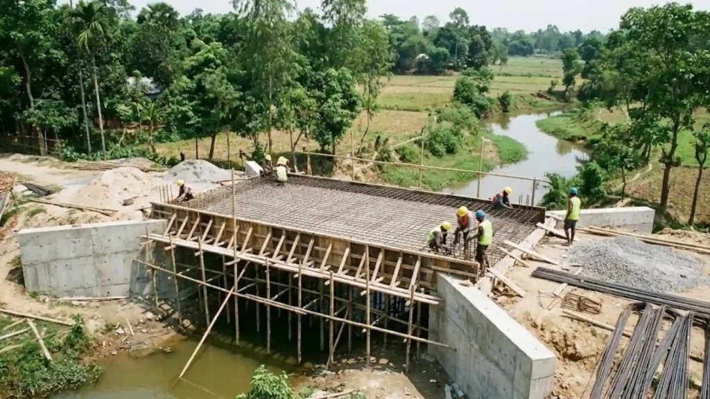 Jasa kontraktor infrastruktur pembuatan jembatan beton bertulang dan akses jalan desa yang kokoh.